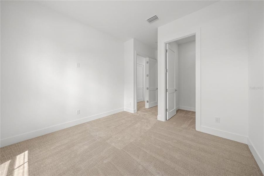 Spacious, unfurnished interior of a new home in , Sarasota (Image 13).