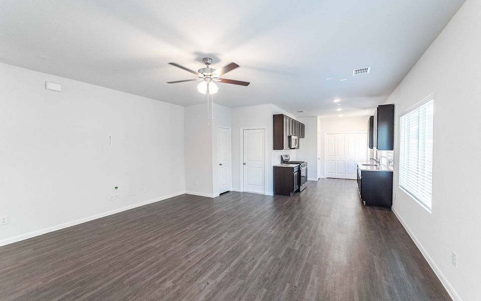 Spacious, unfurnished interior of a new home in Paramount, Kyle (Image 9).