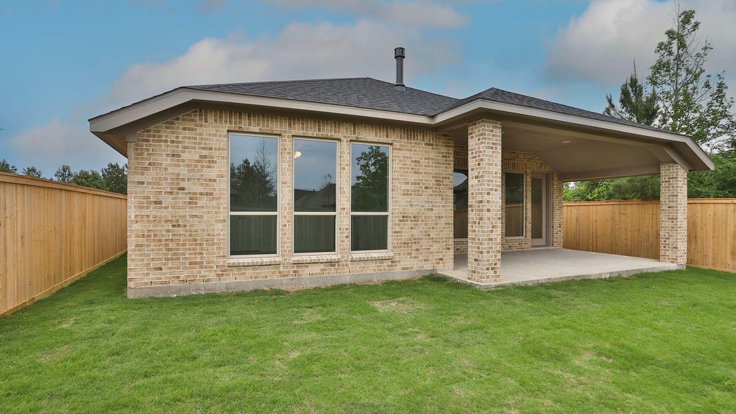 Exterior details and patio area of a home in Kresston, Montgomery (Image 2).