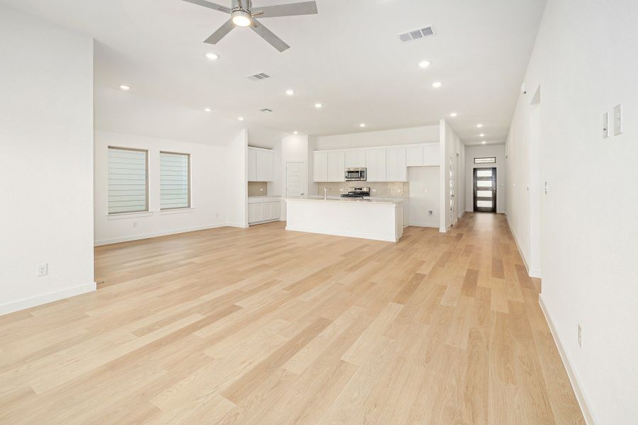 Spacious, unfurnished interior of a new home in Prairie Winds, Hutto (Image 15).