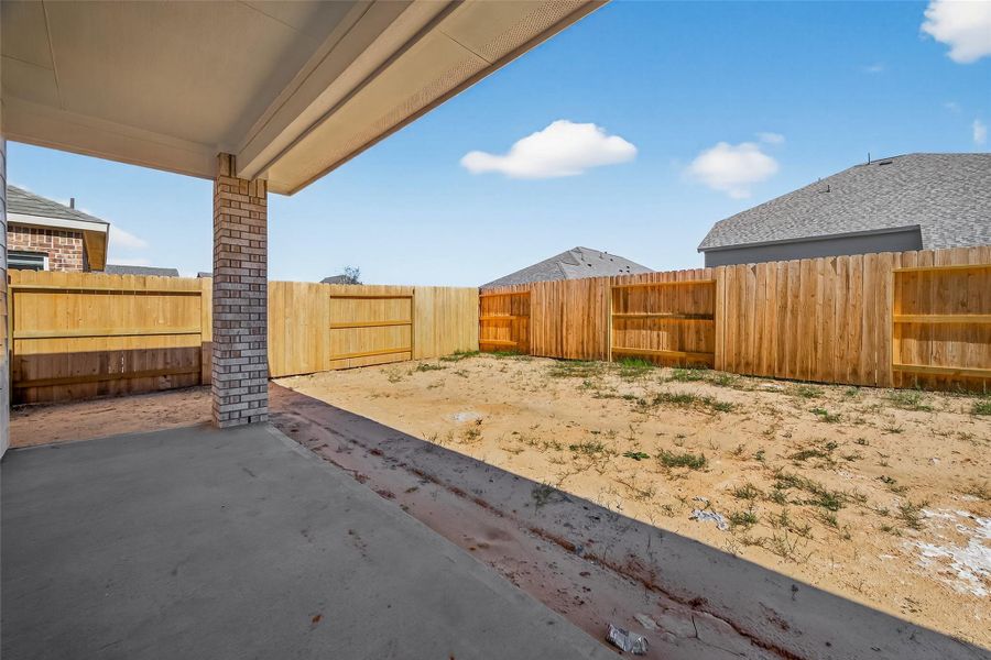 Exterior details and patio area of a home in Lago Mar, Texas City (Image 3).