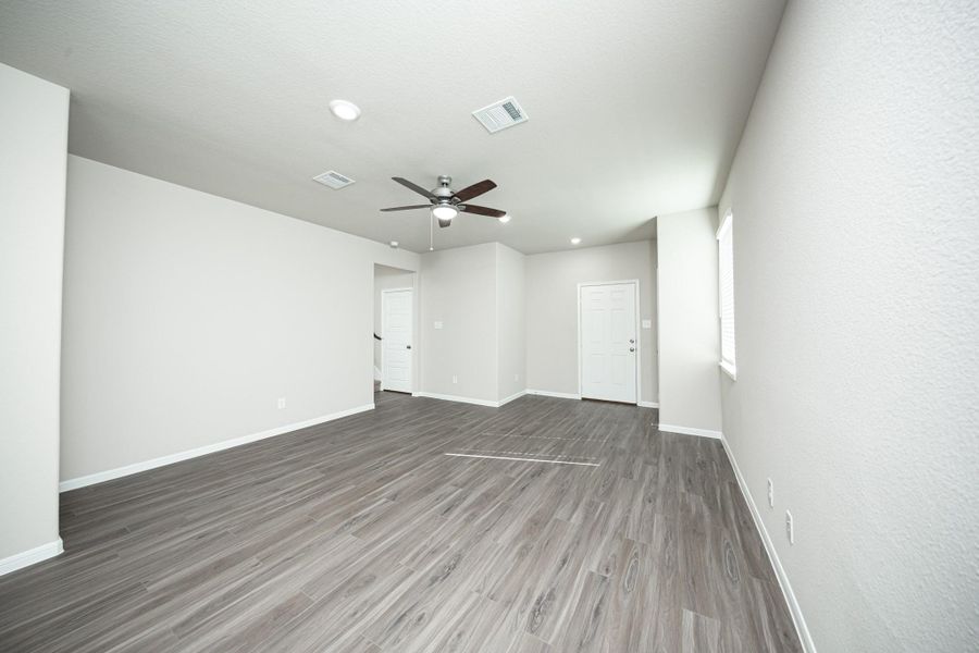 Spacious, unfurnished interior of a new home in Mackenzie Creek, Conroe (Image 10).