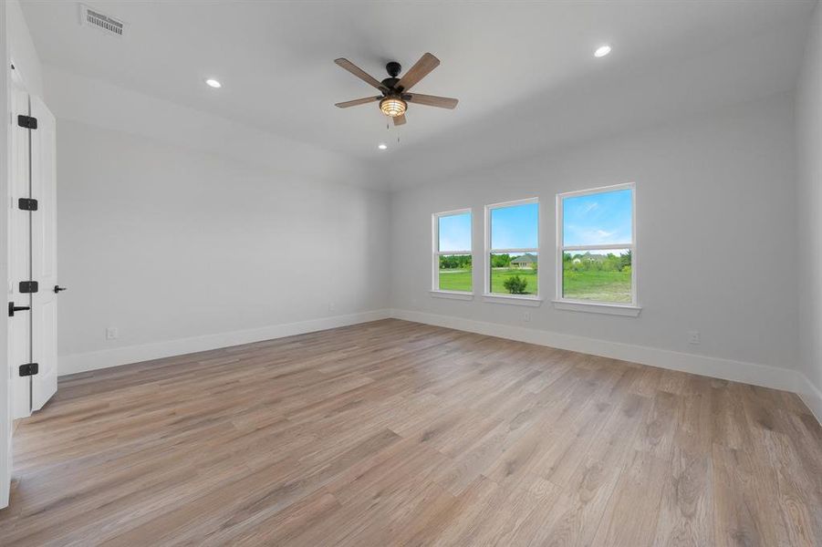 Vinyl flooring, ceiling fan, recessed lighting.