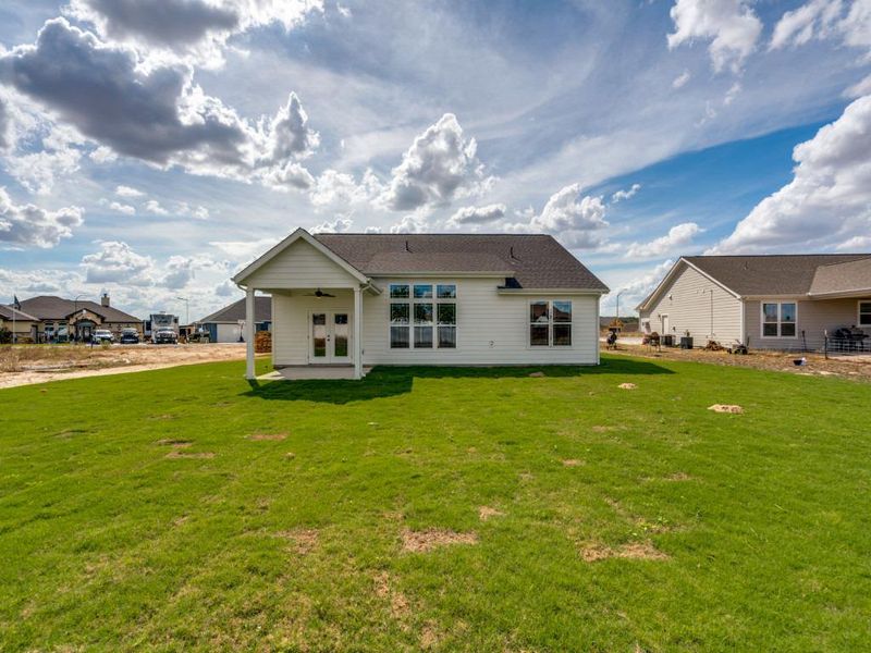 Exterior details and patio area of a home in Las Palomas Country Club Estates, La Vernia (Image 17).