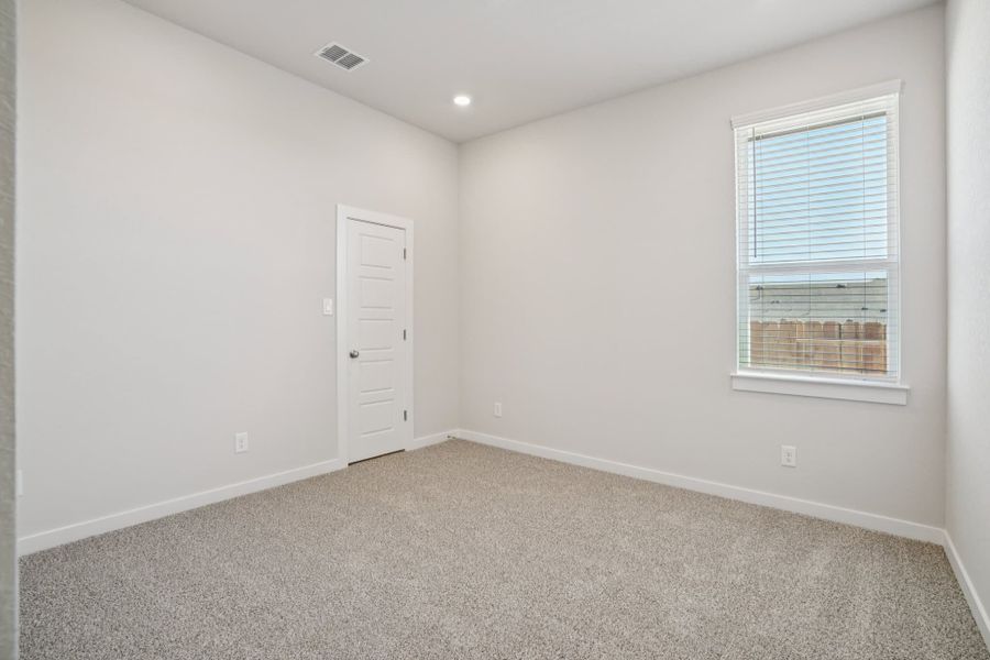 Spacious, unfurnished interior of a new home in Meyer Ranch, New Braunfels (Image 33).