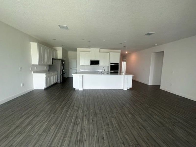 Spacious, unfurnished interior of a new home in Central Park, Port St. Lucie (Image 7).