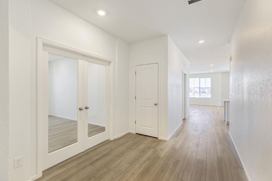 Spacious, unfurnished interior of a new home in Murphy Creek Reserve, Aurora (Image 18).