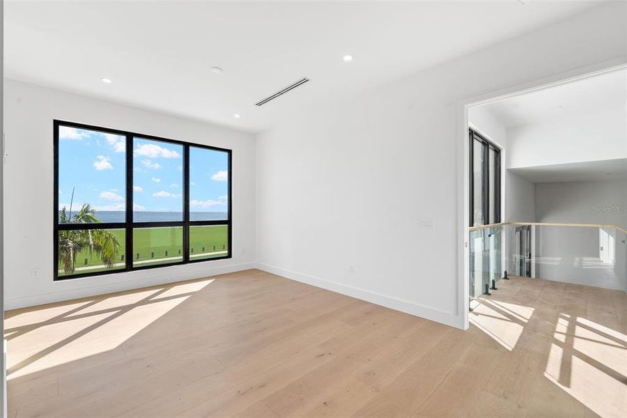 Spacious, unfurnished interior of a new home in , Tampa (Image 45).