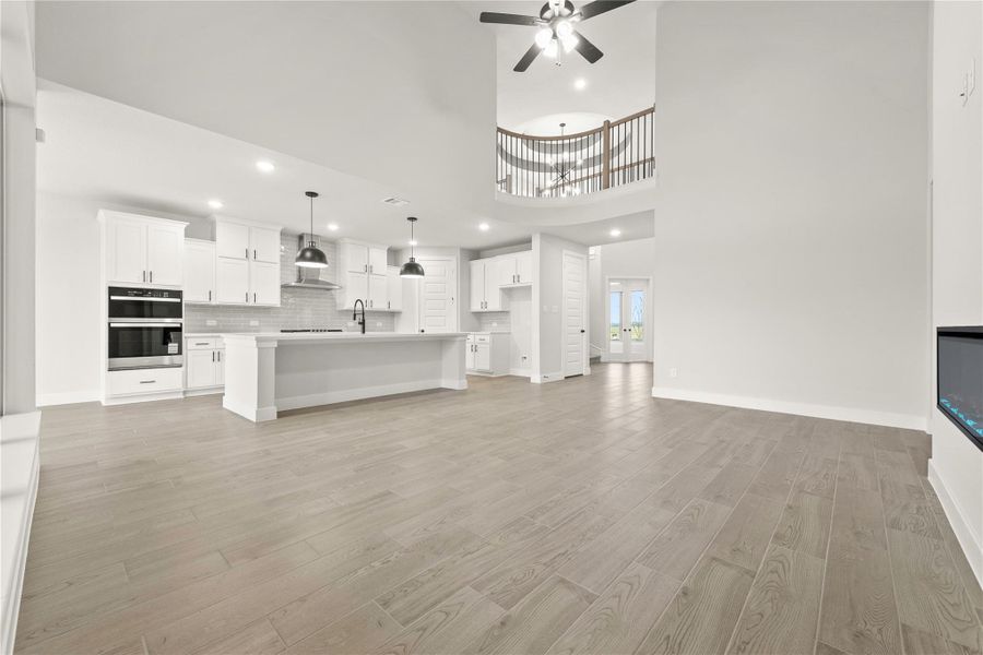 Representative image. Features, selections and colors may vary. Representative image. Features, selections and colors may vary.