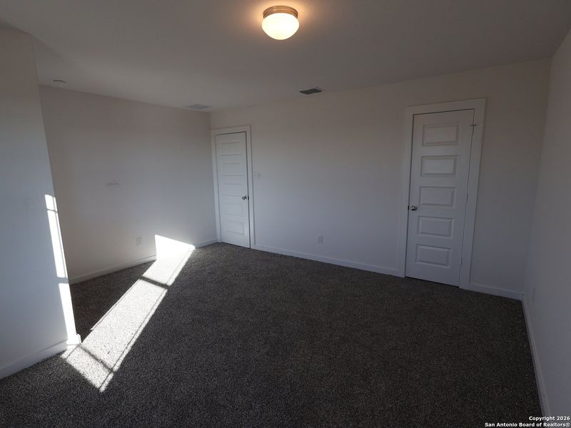 Spacious, unfurnished interior of a new home in Mesquite Ridge, San Antonio (Image 22).