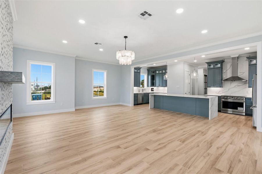 Spacious, unfurnished interior of a new home in , Tiki Island (Image 8).