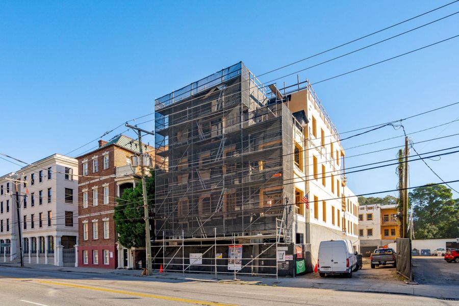 Condo located in Charleston, SC showcasing its design and architecture (Image 12).