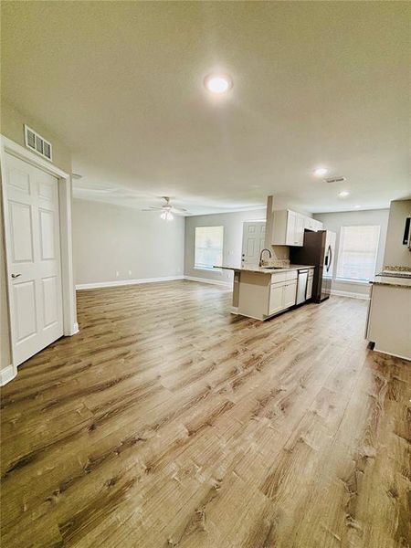 Spacious, unfurnished interior of a new home in , Bartow (Image 11).