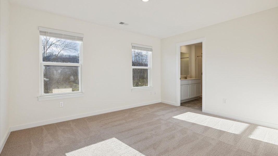 Spacious, unfurnished interior of a new home in Belhaven, Knoxville (Image 14).