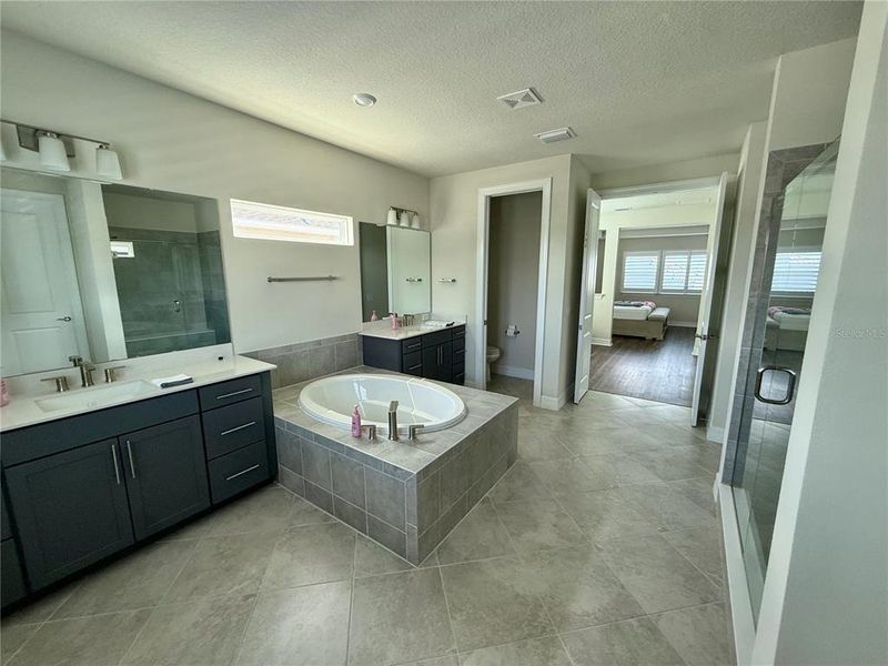 Furnished interior view inside a new home in , Orlando (Image 33).