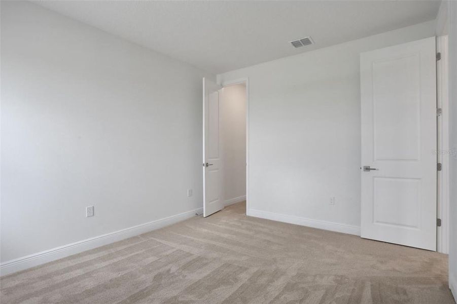 Spacious, unfurnished interior of a new home in Bungalow Walk at Lakewood Ranch, Sarasota (Image 26).