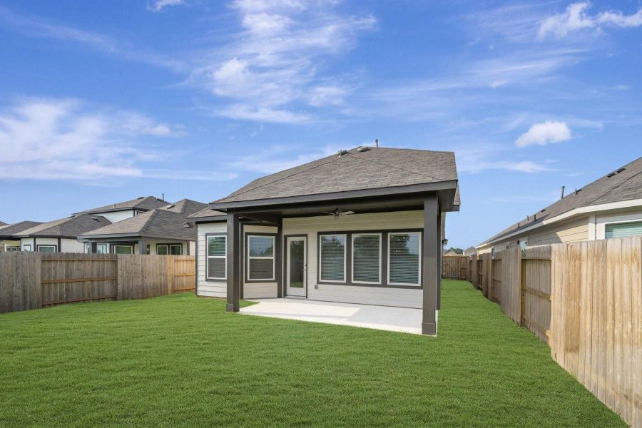 Exterior details and patio area of a home in Summerview, Fulshear (Image 27).