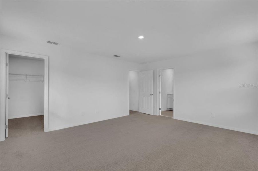 Spacious, unfurnished interior of a new home in , St. Cloud (Image 30).