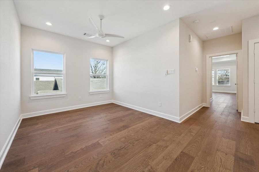 Spacious, unfurnished interior of a new home in , Houston (Image 32).