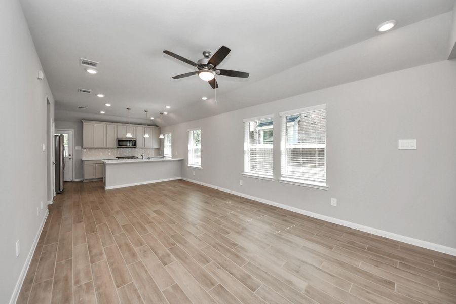 Spacious, unfurnished interior of a new home in , Tomball (Image 12).
