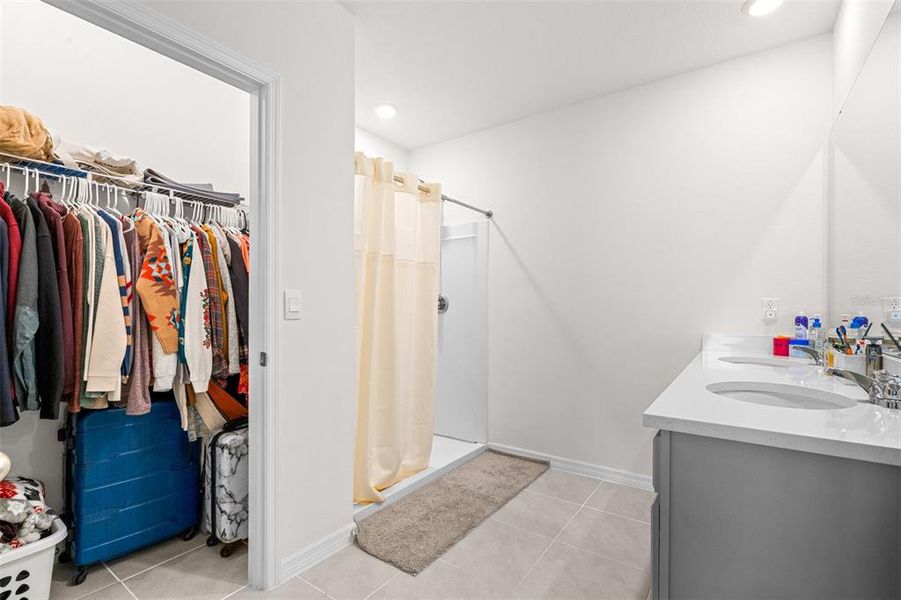 Furnished interior view inside a new home in , Bartow (Image 30).