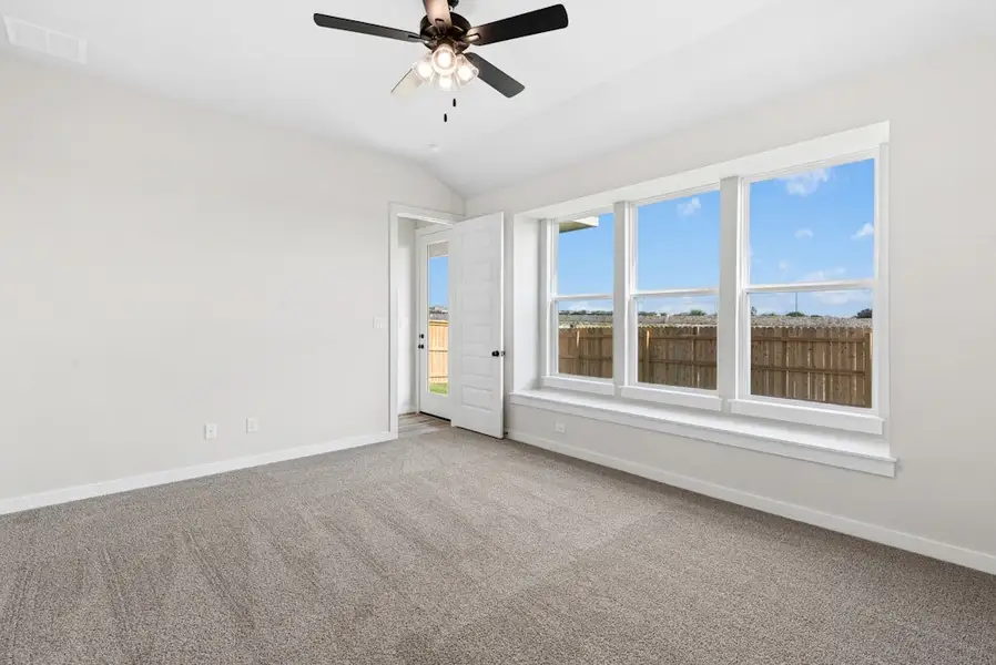 Spacious, unfurnished interior of a new home in University Heights, Round Rock (Image 12).