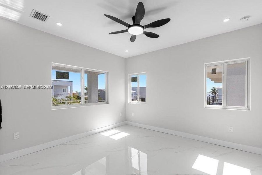 Spacious, unfurnished interior of a new home in , Big Pine Key (Image 12).
