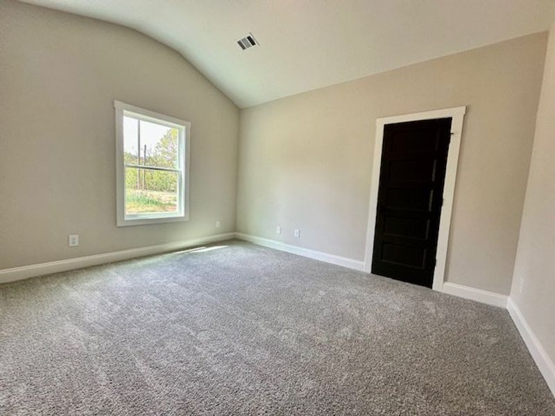 Spacious, unfurnished interior of a new home in Lower Big Springs, LaGrange (Image 10).