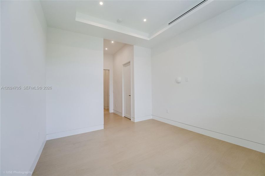 Spacious, unfurnished interior of a new home in , Pinecrest (Image 39).
