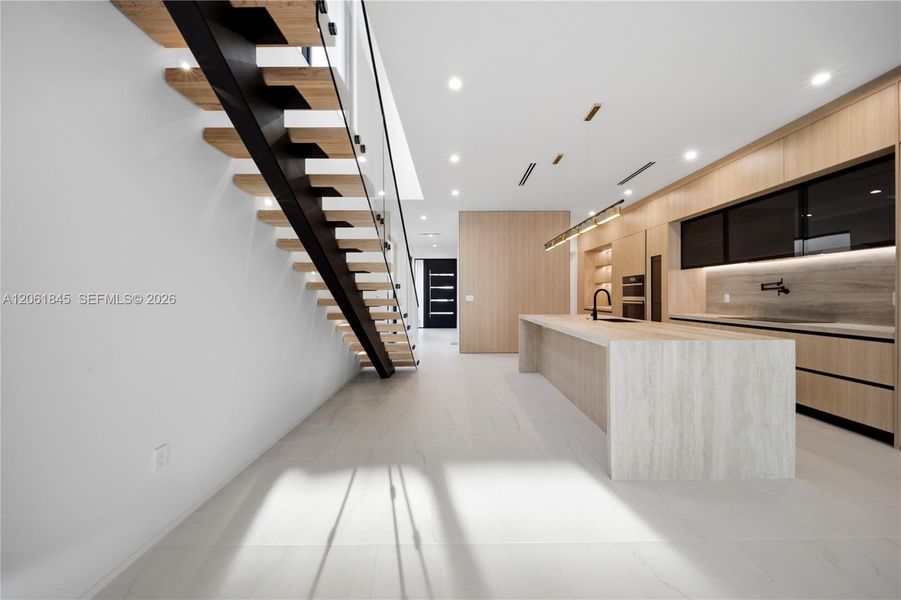 Spacious, unfurnished interior of a new home in , Fort Lauderdale (Image 27).