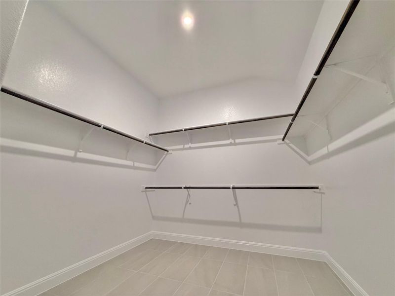 Spacious, unfurnished interior of a new home in Porter Country, Buda (Image 14).