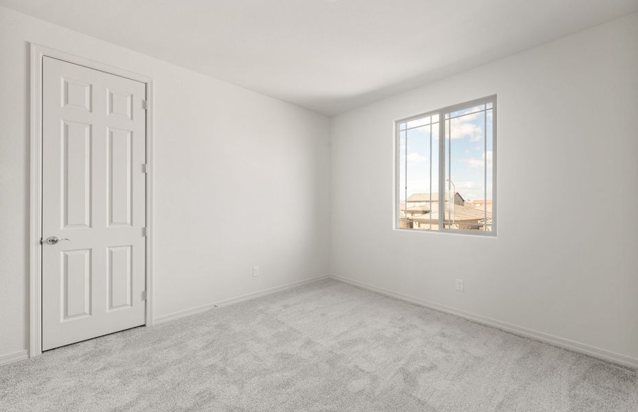 Spacious, unfurnished interior of a new home in Allen Ranches, Litchfield Park (Image 26).