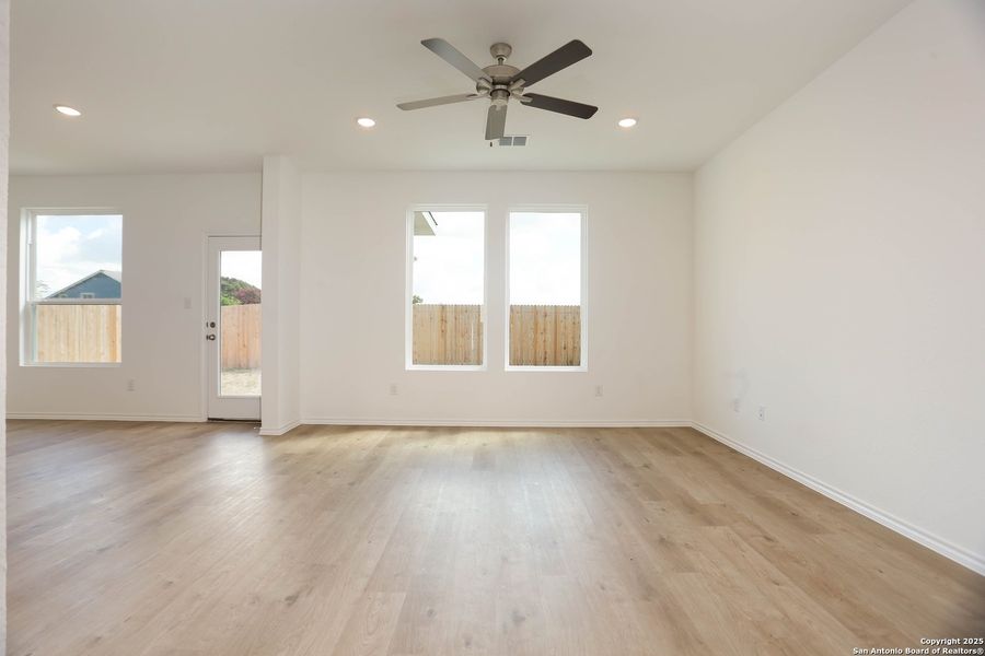 Spacious, unfurnished interior of a new home in Fairway Crossing 40s, San Antonio (Image 16). Spacious, unfurnished interior of a new home in Fairway Crossing 40s, San Antonio (Image 16).