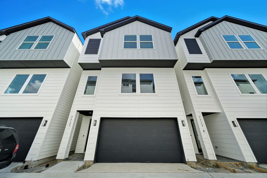 Front exterior of a home in the Hammerly Blvd community, located in Houston, TX (Image 11).