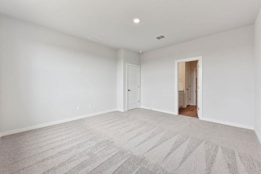Spacious, unfurnished interior of a new home in Stallion Run, Buda (Image 18).