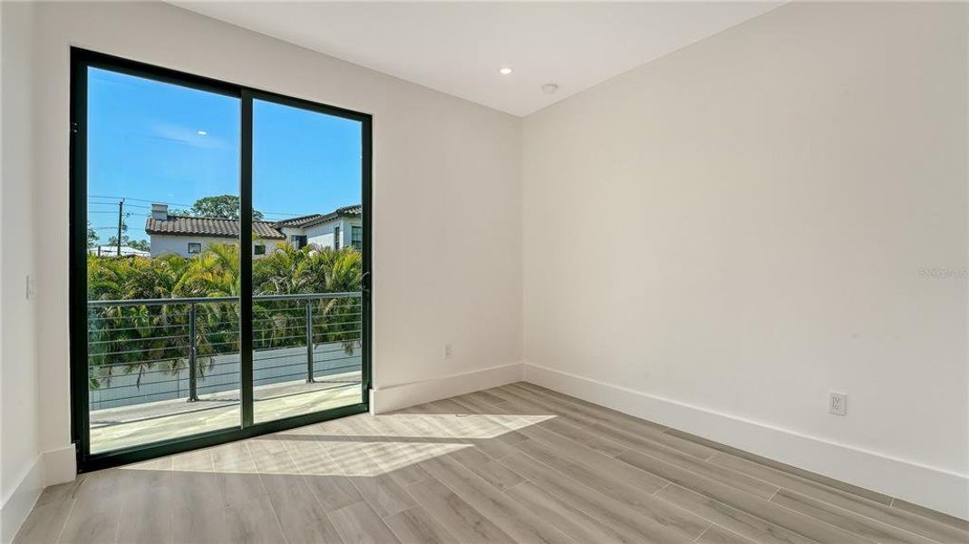 Spacious, unfurnished interior of a new home in , Sarasota (Image 35).