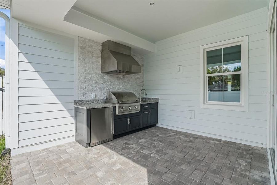 Exterior details and patio area of a home in , St. Petersburg (Image 30).