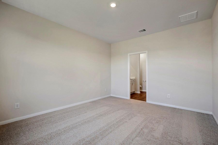 Spacious, unfurnished interior of a new home in Pinewood Trails, Cleveland (Image 10).