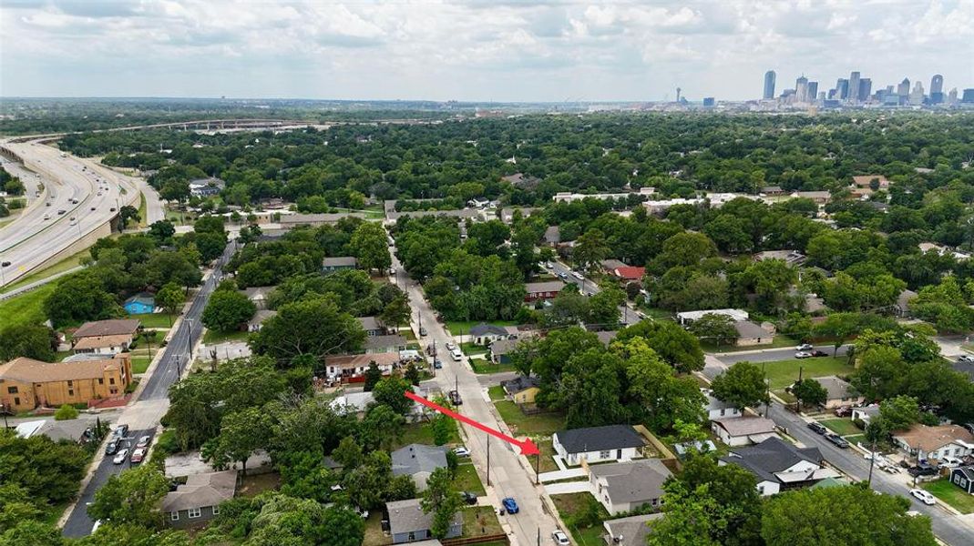 Aerial view showing I-45/75 mins from downtown.