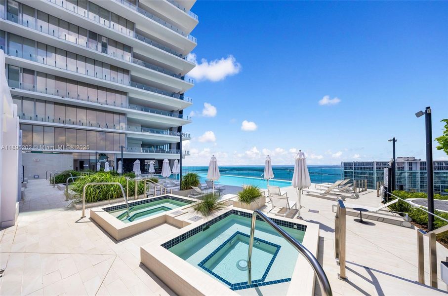 Condo located in Miami, FL showcasing its design and architecture (Image 4).