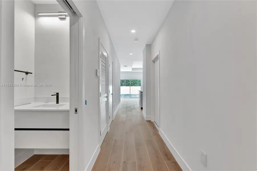 Spacious, unfurnished interior of a new home in , Coral Springs (Image 13).