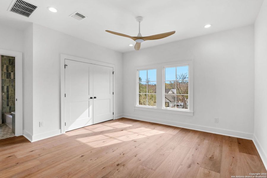 Spacious, unfurnished interior of a new home in , Terrell Hills (Image 25).