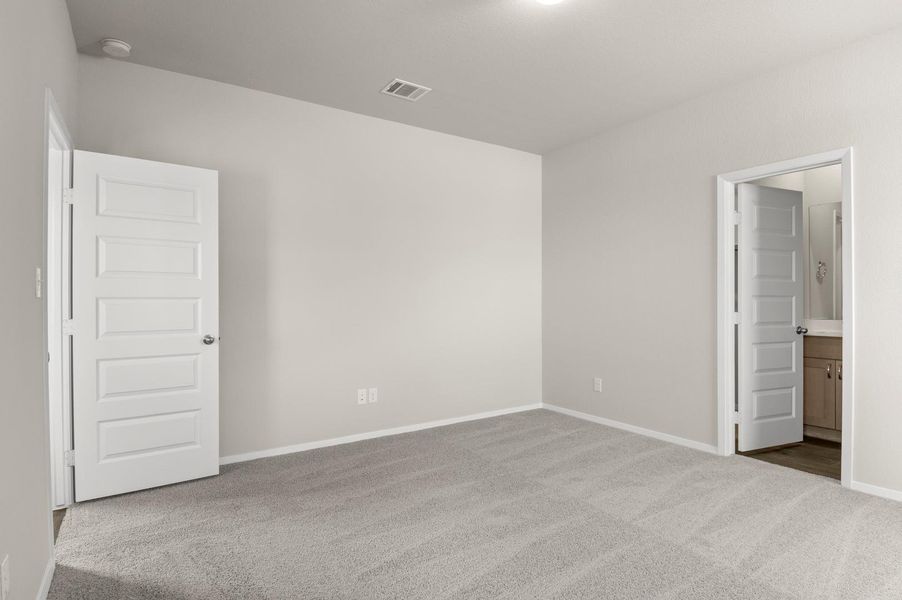 Spacious, unfurnished interior of a new home in Harvest Ridge, Elgin (Image 13).