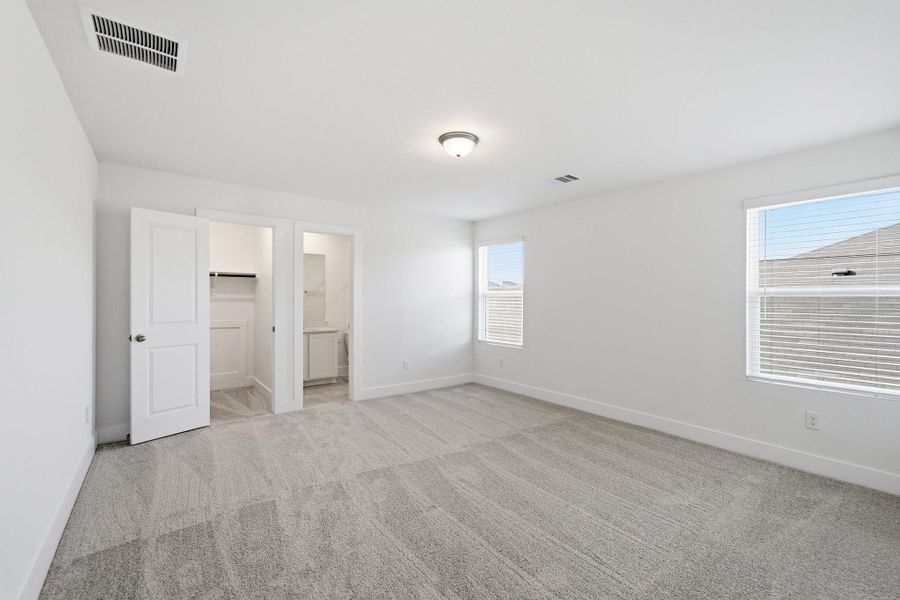 Spacious, unfurnished interior of a new home in Sunfield, Buda (Image 30).