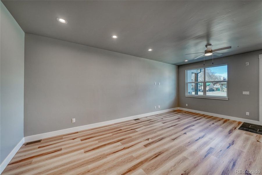 Spacious, unfurnished interior of a new home in , Salida (Image 34).