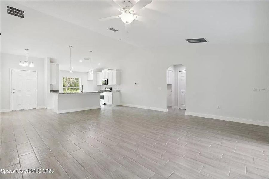 Spacious, unfurnished interior of a new home in , Palm Bay (Image 19).