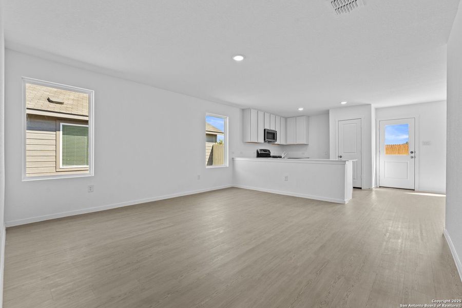 Spacious, unfurnished interior of a new home in Torian Village: Watermill Collection, San Antonio (Image 18).