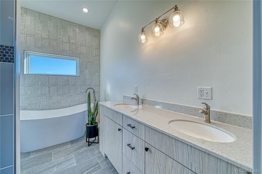 5-piece Bath (mirror coming)