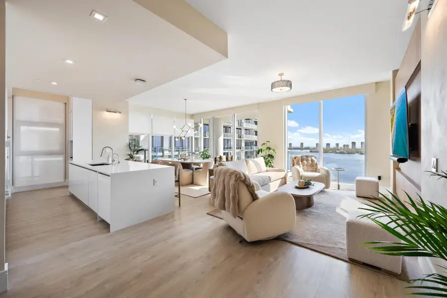 Living/Kitchen Living/Kitchen