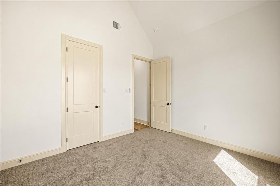 Spacious, unfurnished interior of a new home in Pecan Plantation, Granbury (Image 20).